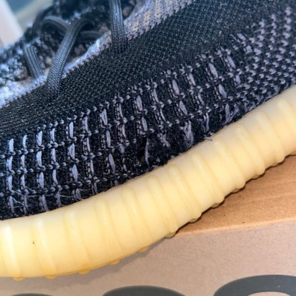 Yeezy Boost 350 V2 carbon main image 4